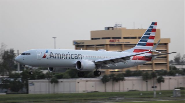 Boeing 737 MAX 8 (N323RM) - Landing at MIA on the evening of the 30th of July, 2018. This new airplane hasnt been in service for a month yet. 