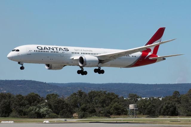 Boeing 787-9 Dreamliner (VH-ZNK) - Boeing 787-9 cn 66075-941. Qantas VH-ZNK Gangurru final rwy 03 08 Oct 2022