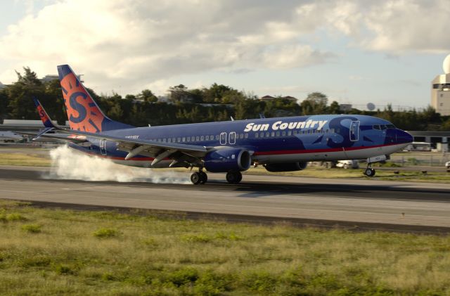 Boeing 737-800 (N821SY)