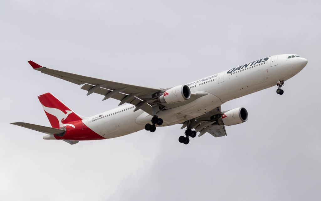 Airbus A330-300 (VH-QPG) - Arriving RWY 01R