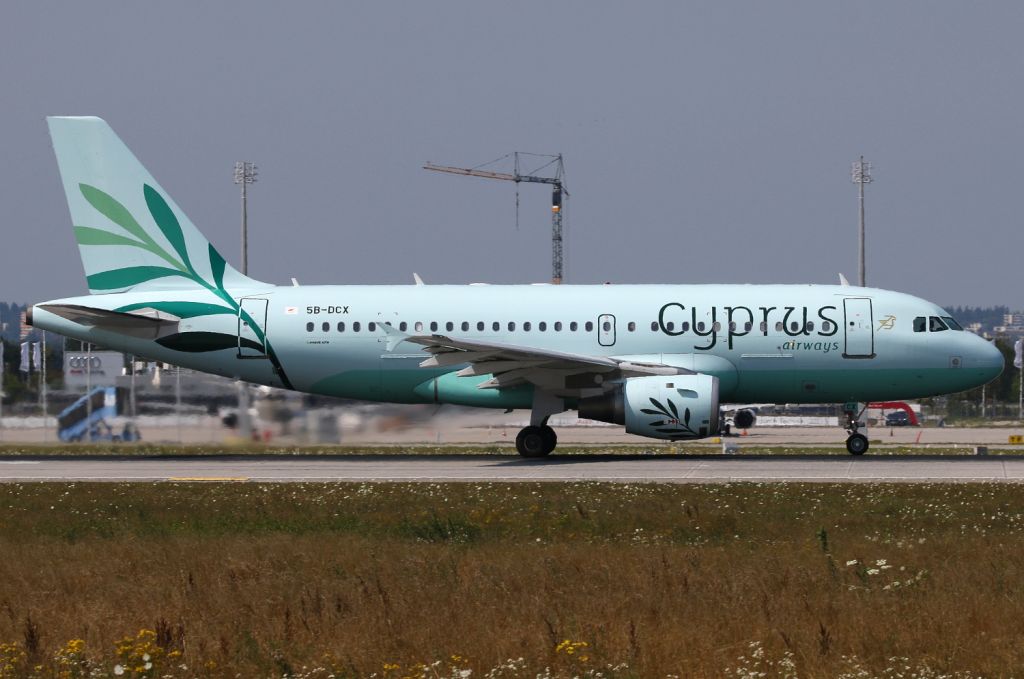 Airbus A319 (5B-DCX)
