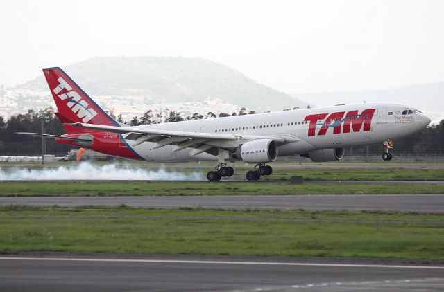 Airbus A330-200 (PT-MVB)