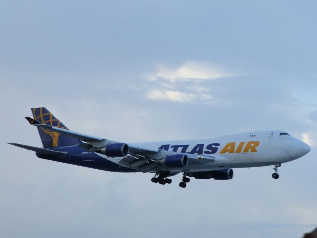 Boeing 747-400 (N477MC)