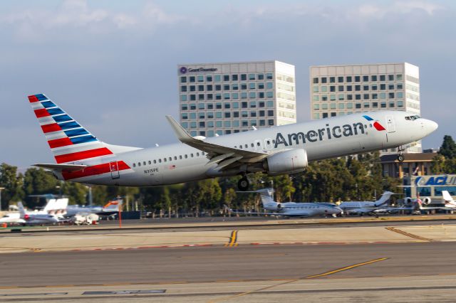 Boeing 737-800 (N315PE)