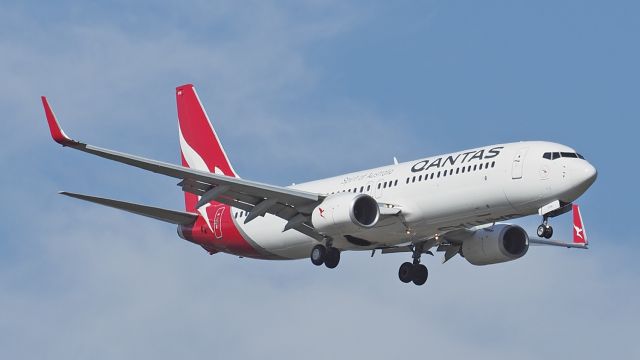 Boeing 737-800 (VH-VYH) - Boeing 737-838 Qantas VH-VYH final rwy 21 YPPH 160219.