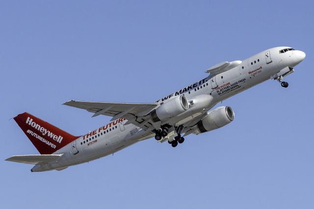 Boeing 757-200 (N757HW)