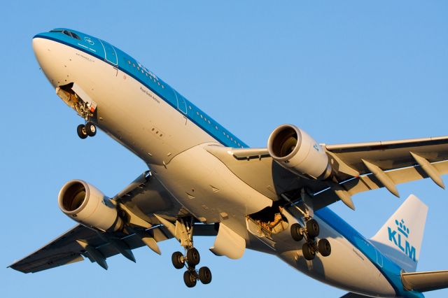 Airbus A330-200 (PH-AOH) - KLM22 to Schipol (EHAM).