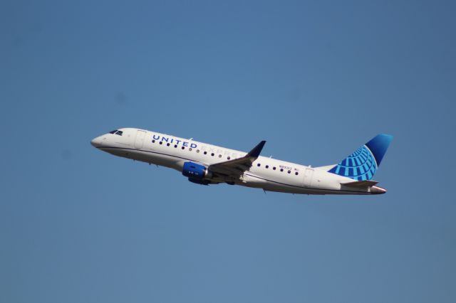 Embraer 175 (N89313)