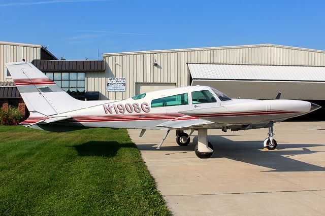 Cessna 310 (N1908G)
