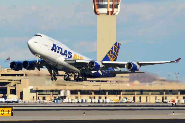 Boeing 747-400 (N465MC)