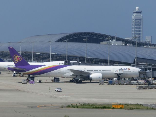 Boeing 777-200 (HS-TKR) - A380のシップチェンジ。