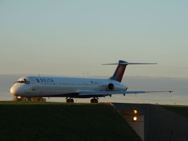 McDonnell Douglas MD-88 (N943DL)