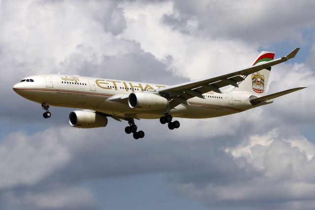 Airbus A330-200 (A6-EYP)