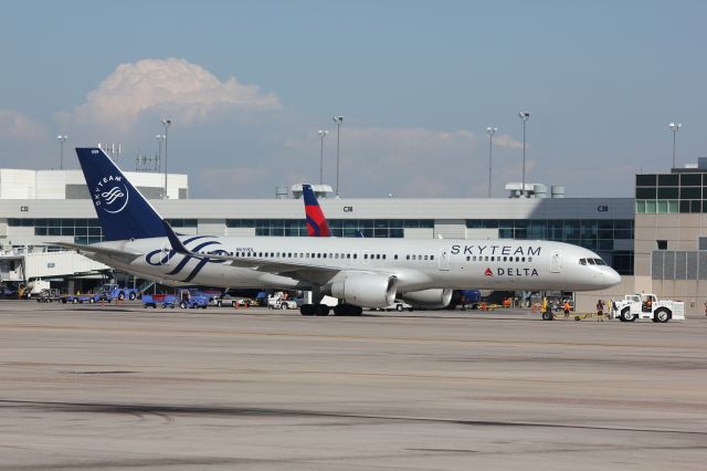 Boeing 757-200 (N659DL)