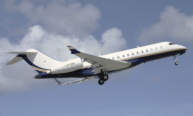 Bombardier Global Express (LX-ZIO)