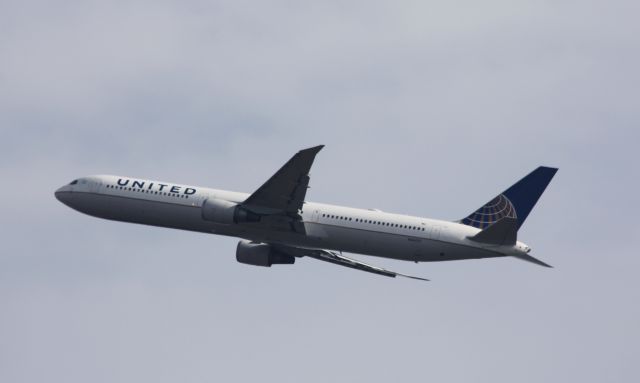 BOEING 767-400 (N66057)