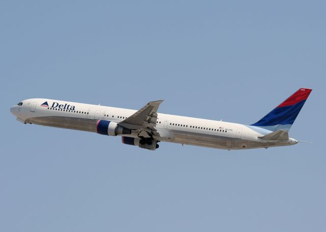 BOEING 767-400 (N833MH)