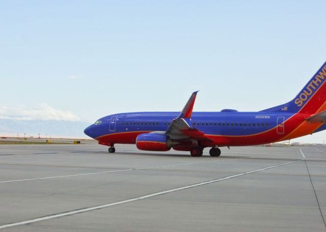 Boeing 737-700 (N295WN) - Taxiing for takeoff