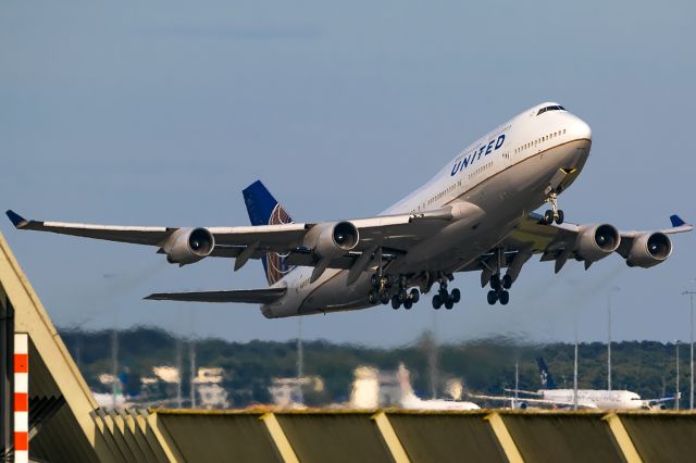 Boeing 747-400 (N197UA) - evening