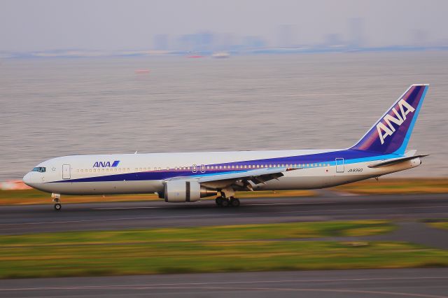 BOEING 767-300 (JA8380)