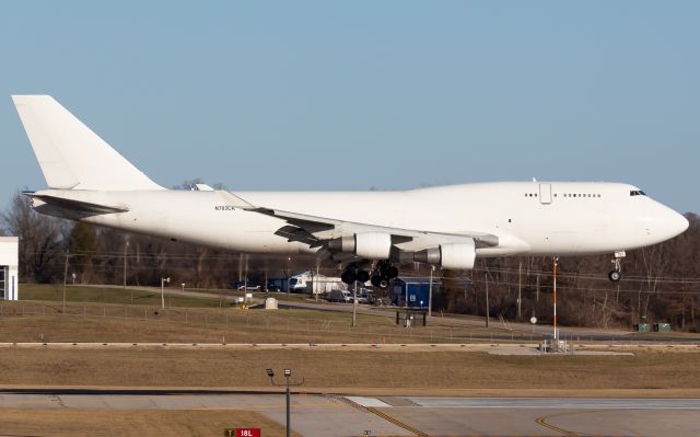 Boeing 747-400 (N703CK) - runway 18L arival