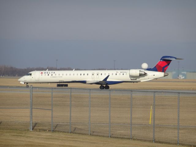 Canadair Regional Jet CRJ-900 (N913XJ) - Endevor air CRJ-900 taxing to its gate in Fargo. 