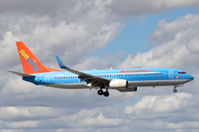 Boeing 737-800 (C-GDZE)