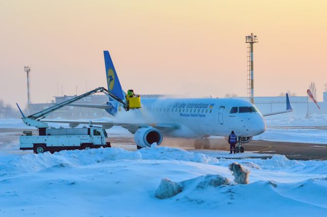 Embraer ERJ-190 (UR-EMB)