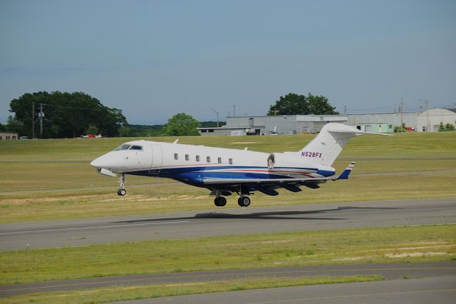 Bombardier Challenger 300 (N528FX)