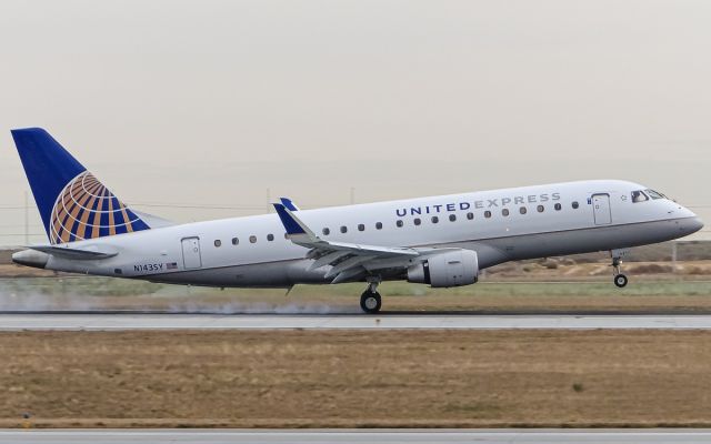 EMBRAER 175 (long wing) (N143SY)