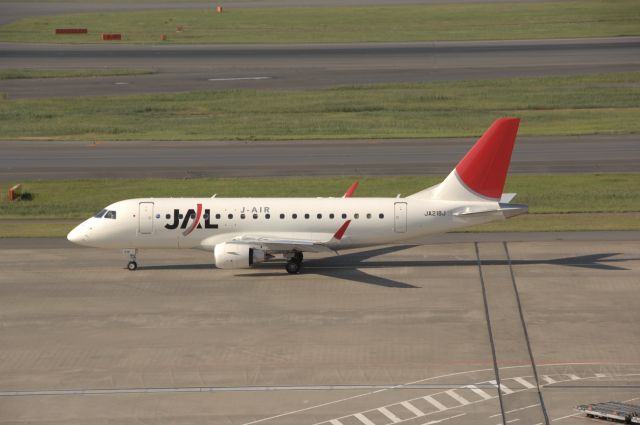 JA218J — - Taxi at Haneda Intl Airport on 2010/10/23 JAL c/s