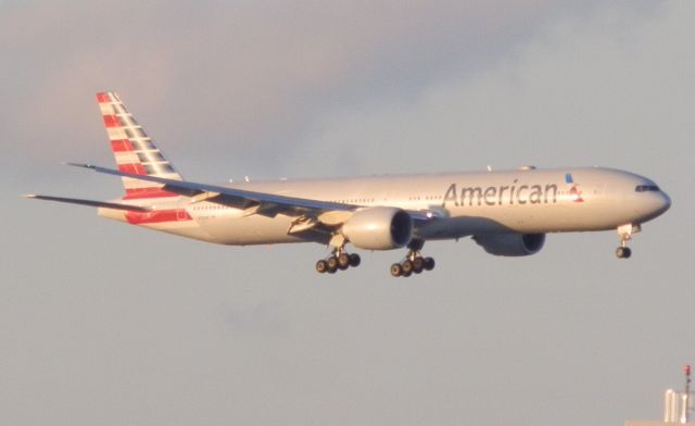 BOEING 777-300ER (N728AN)