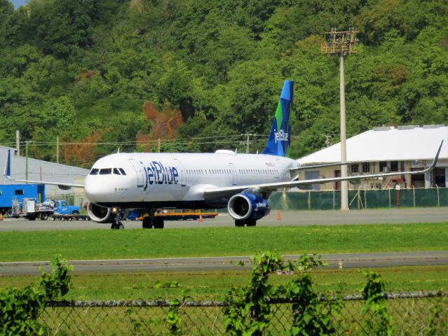 Airbus A321 (N983JT)