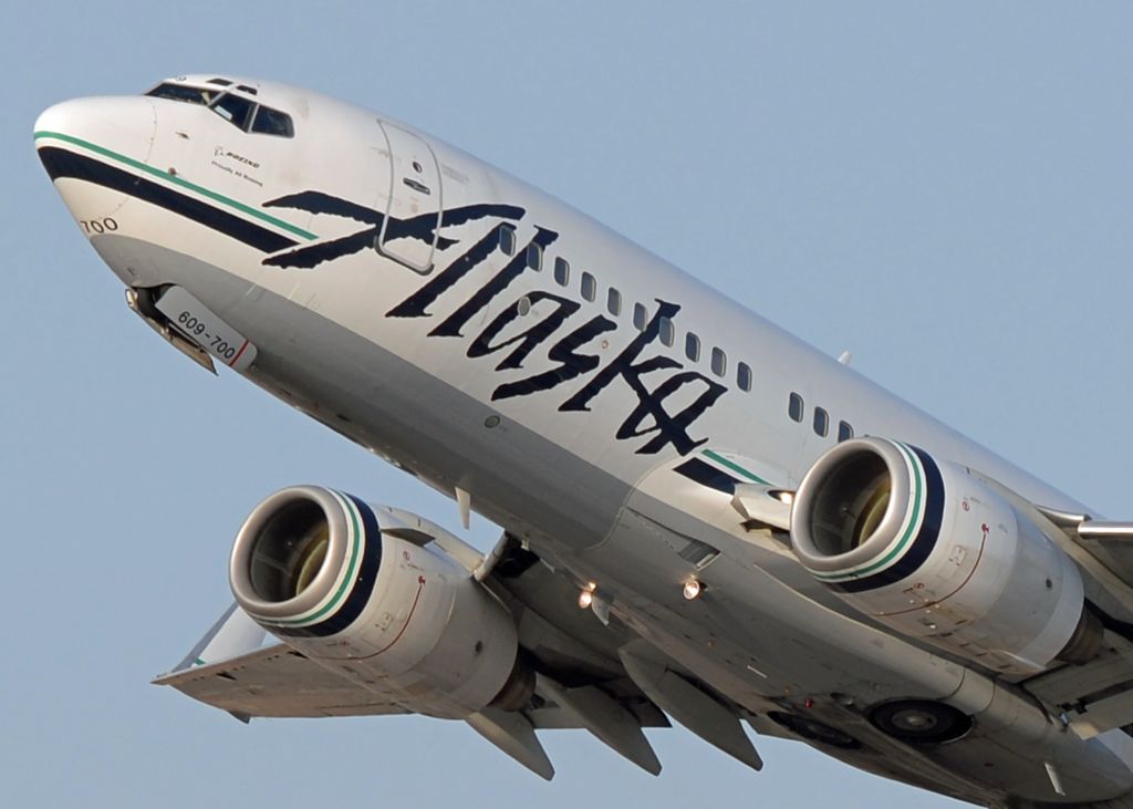 Boeing 737-700 (N609AS)