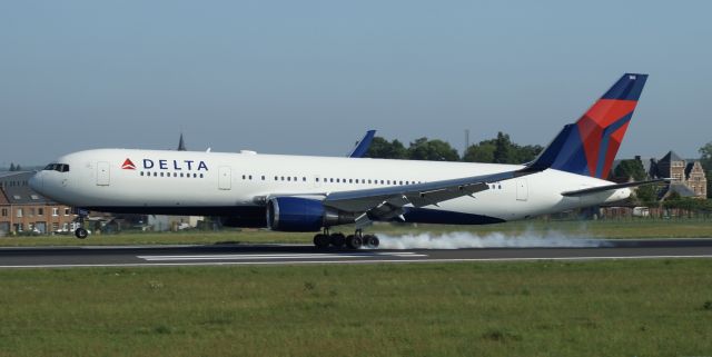 BOEING 767-300 (N155DL)