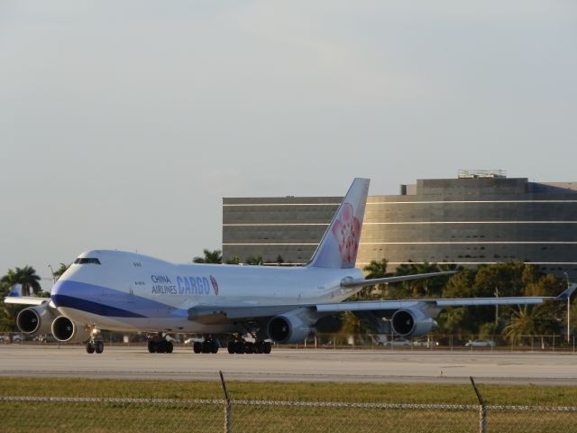 Boeing 747-400 (B-18716)