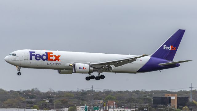 BOEING 767-300 (N122FE) - 04 Arrival