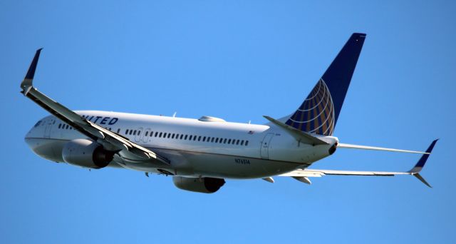 Boeing 737-800 (N76514) - Departure from  1R,to OGG, UA # 1749,  12-29-2016