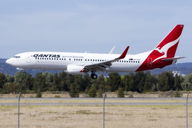 Boeing 737-800 (VH-VXP) - About to put down on runway 05. Friday 19th April 2013.