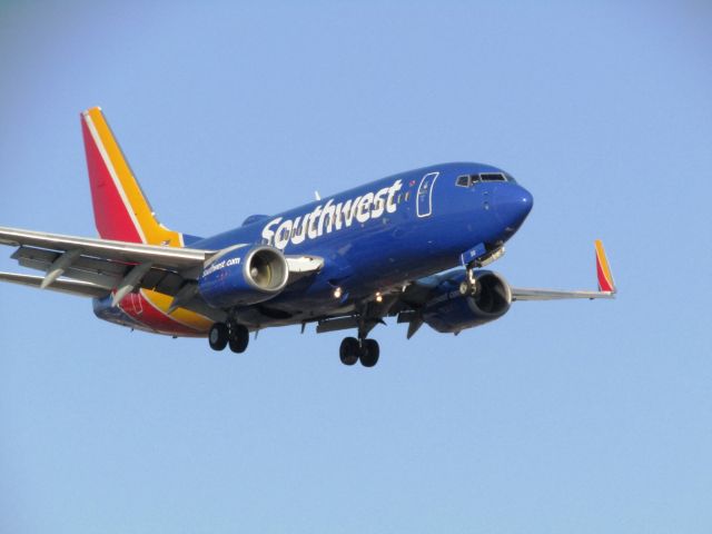 Boeing 737-700 (N213WN) - Landing RWY 20R