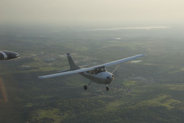 Cessna Skyhawk (N2899Q) - The view from N8739E flying back from Columbia (O22)