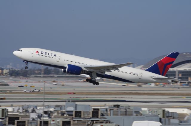 Boeing 777-200 (N866DA)