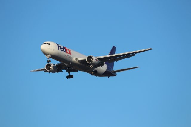 BOEING 767-300 (N297FE) - Landing 28C