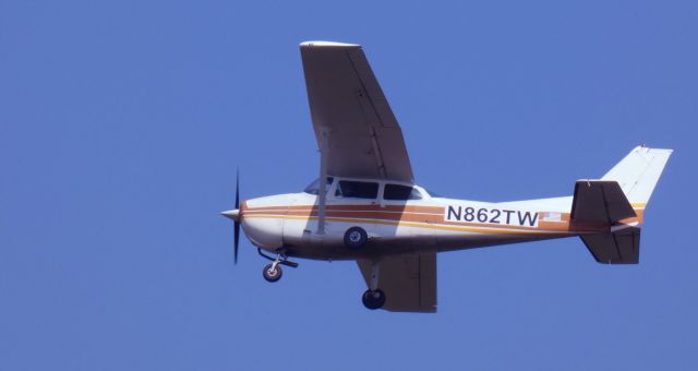 Cessna Skyhawk (N862TW) - Shortly after departure is this 1978 Cessna 172N Skyhawk in the Summer of 2024.