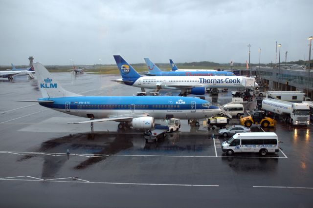 BOEING 737-300 (PH-BTE) - NCL KLM Boeing 737-306 (PH-BTE) in foreground at NCL on a wet morning awaiting departure to AMS. With Thomas Cook B757-2G5 (G-JMCG) next in line in image. (Photo May 2007)