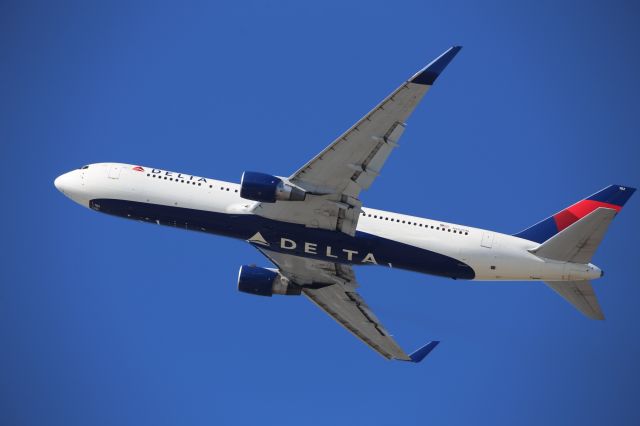 BOEING 767-300 (N182DN)