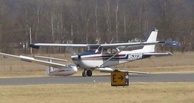 Cessna Skyhawk (N5323R) - Glider towing at Petersburg Airport in March 2009