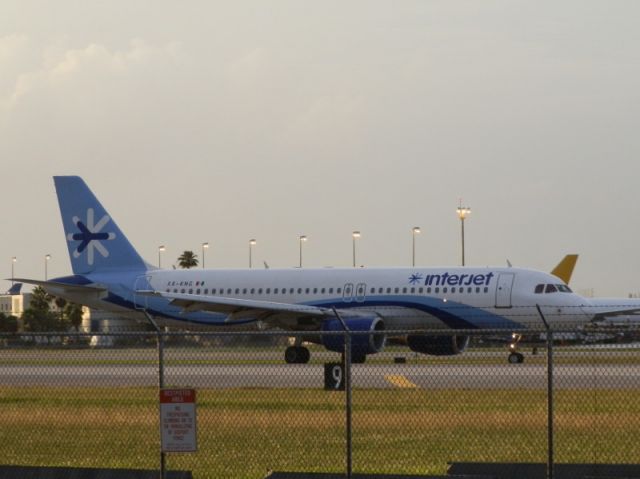 Airbus A320 (XA-KNG)