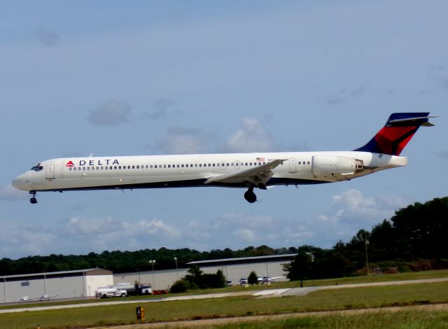 McDonnell Douglas MD-90 (N925DN)