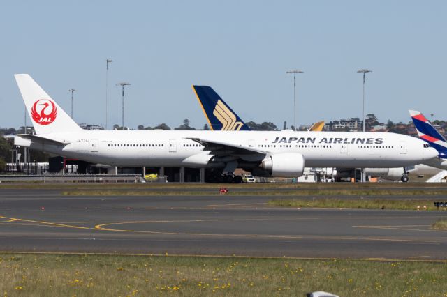 BOEING 777-300ER (JA731J)
